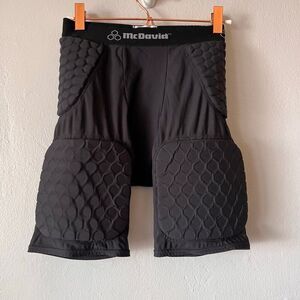 McDavid Hex Thudd Short provides integrated protection for the hips, thighs, and
